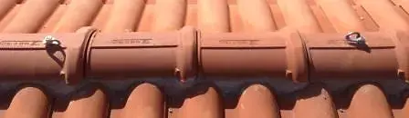 Serie di ancoraggi puntuali installati lungo una copertura in tegole