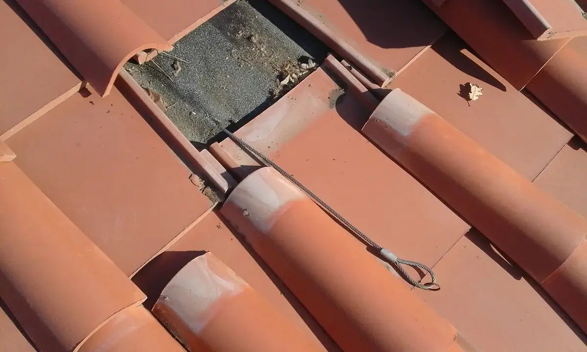 Ancoraggio puntuale flessibile installato sotto tegola