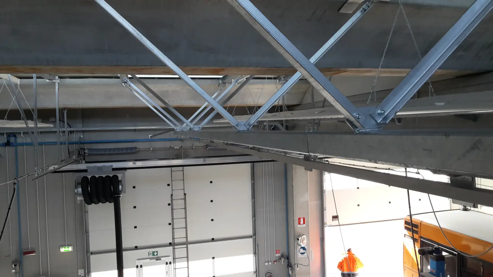 Binario anticaduta con dispositivo retrattile Blocfor blu in officina