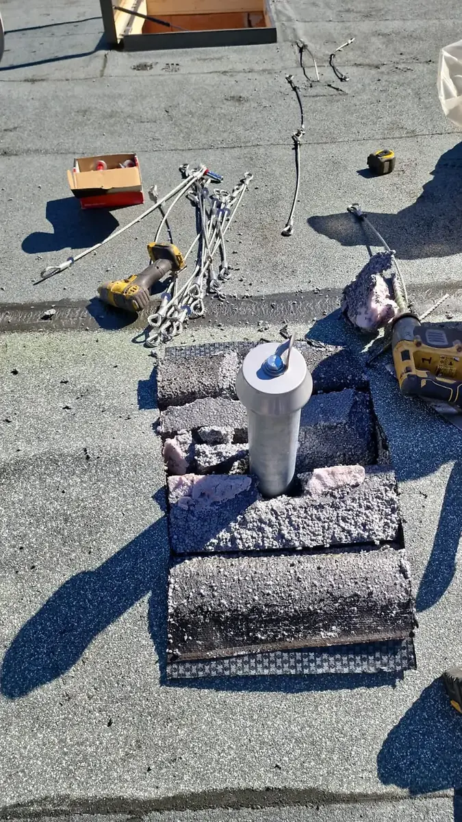Installazione di un ancoraggio puntuale anticaduta durante i lavori in copertura