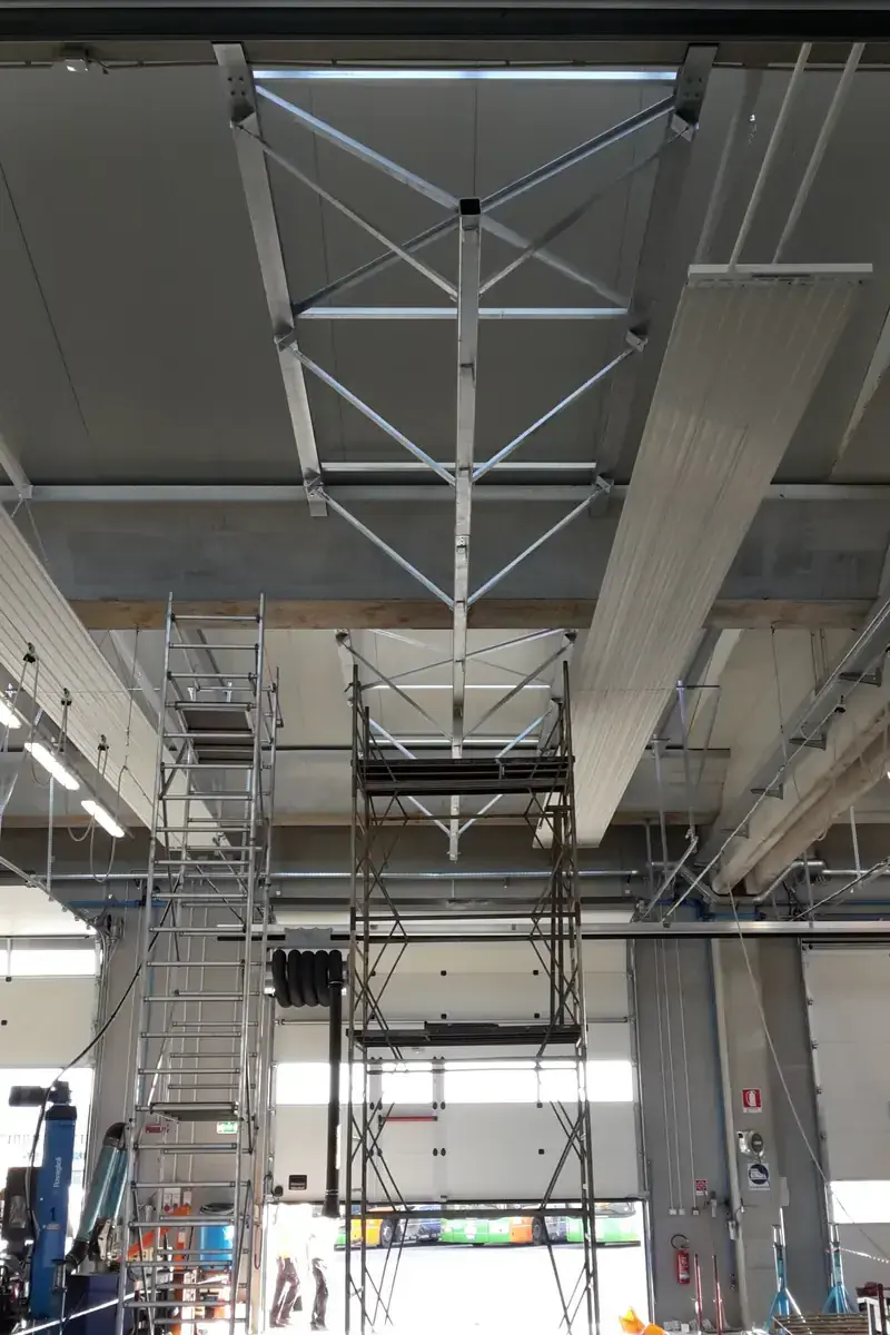 Installazione di carpenteria per binario anticaduta in officina