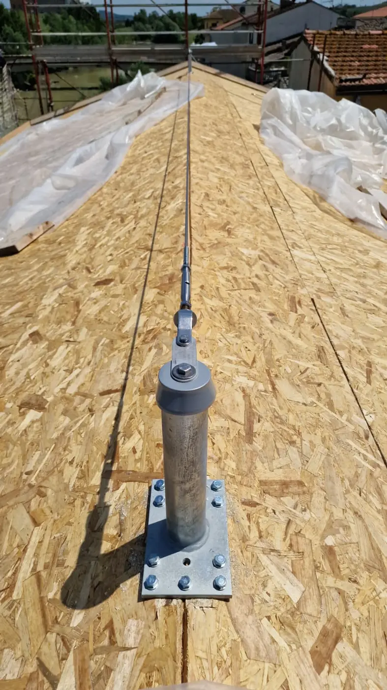 Installazione di una linea vita a cavo su copertura in legno