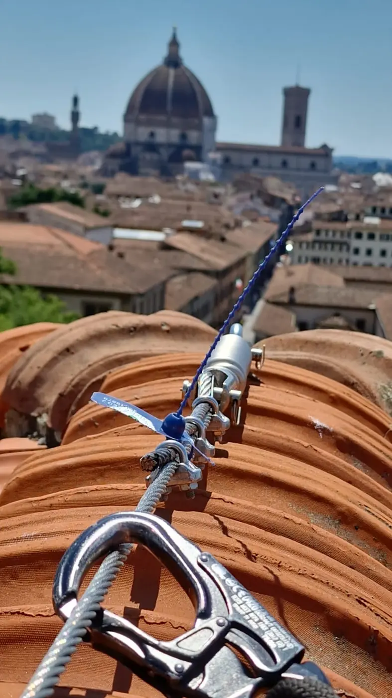 Linea vita orizzontale a cavo installata su una copertura in Toscana