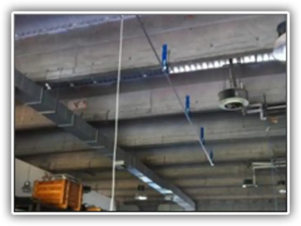 Linea vita rigida su binario installata a soffitto