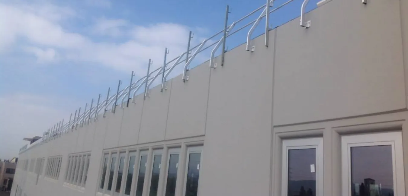 Parapetto anticaduta installato su copertura industriale