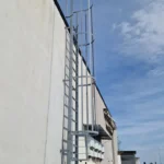 Scala verticale con gabbia su parete esterna da verificare