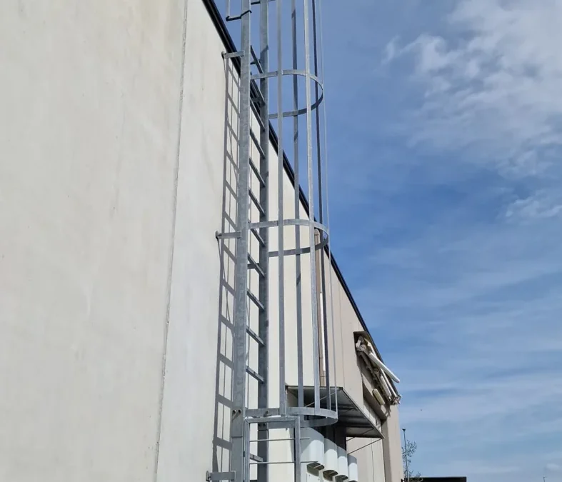 Scala verticale con gabbia su parete esterna da verificare