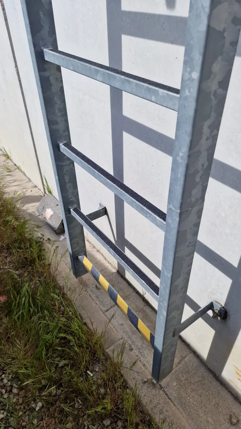 Pioli con strisce antiscivolo nere e fascia giallo-nera inferiore